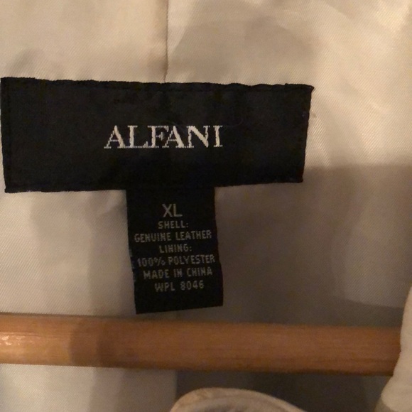 White leather jacket. - Picture 3 of 6